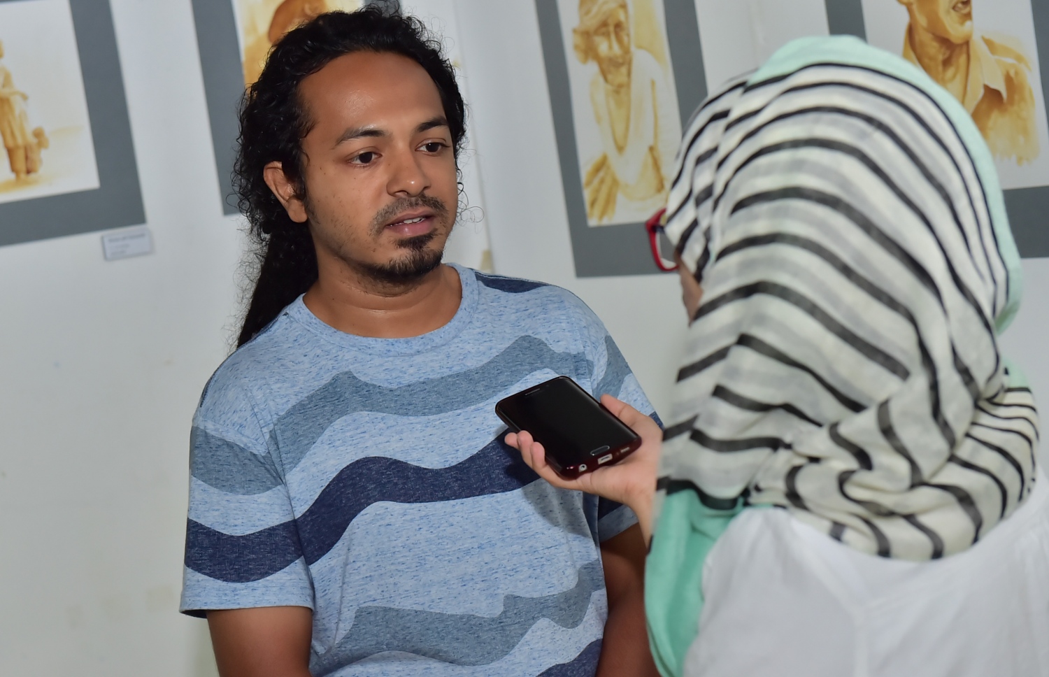 އިއްފަ "މިހާރު"އަށް އިންޓަވައިދެނީ: ކުރެހުމުގެ ދާއިރާގައި 15 އަށްވުރެ ގިނަ އަހަރު ވަނީ މަސައްކަތް ކޮށްފައި.--ފޮޓޯ:މުހައްމަދު ޝަރުހާން\މިހާރު