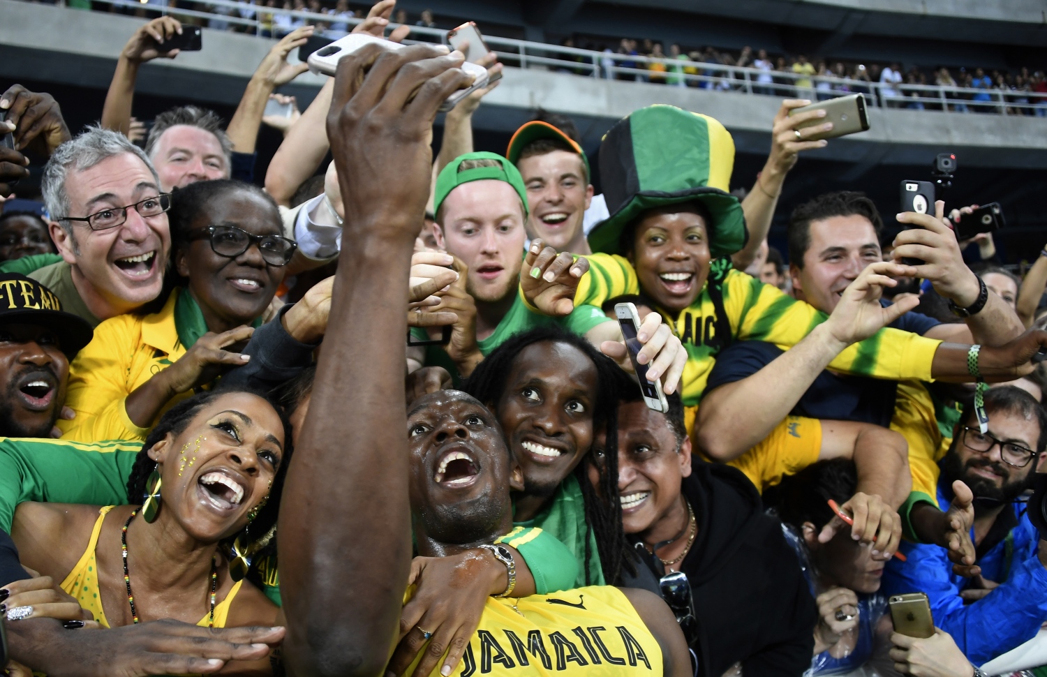 ބޯލްޓް އޭނާގެ ސަޕޯޓަރުންނާ އެކު އުފާފާޅުކުރަނީ. --ފޮޓޯ: އޭއެފްޕީ