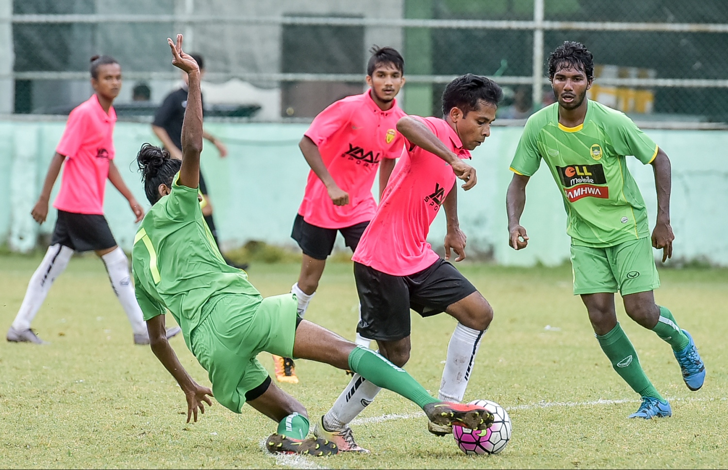 އެފްއޭއެމް ޔޫތު ޗެމްޕިއަންޝިޕްގައި މިއަދު ޔުނައިޓެޑް ވިކްޓަރީ އާއި މާޒިޔާ ބައްދަލުކުރި މެޗުގެ ތެރެއިން.-- ފޮޓޯ: ނިޝާން އަލީ/ މިހާރު