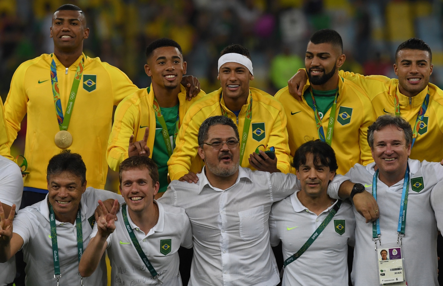 ބްރެޒިލްގެ ކުޅުންތެރިން ރަން މެޑަލާ އެކު. --ފޮޓޯ: އޭއެފްޕީ