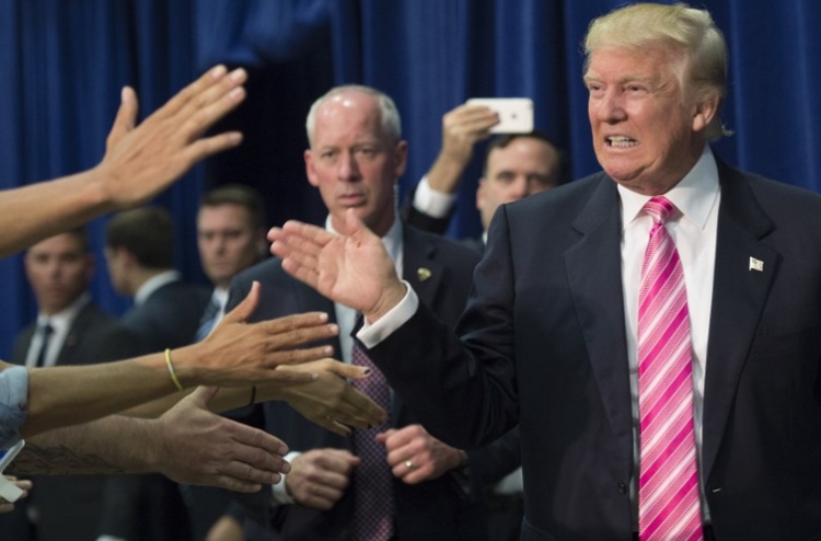 ކްލިންޓަން ފައުންޑޭޝަން ބަންދުކުރަން ޓްރަމްޕް ގޮވާލައިފި