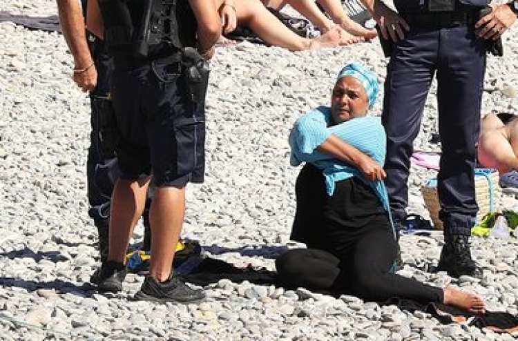 ފްރާންސް ފުލުހުން އަންހެނެއްގެ ބުރުގާ ބާލުވައިފި