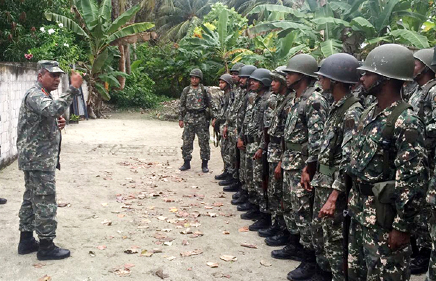 ސިފައިން ރަށެއްގައި ތަމްރީނު ހަދަނީ. ސިފައިންގެ ގާނޫނާއި ގާނޫނުއަސާސީން ސިފައިންނަށް ދީފައި އޮތް ހައްގެއް ނިގުޅައިނުގަނެވޭނެ ކަމަށް ގާނޫނީ ވަކީލުން ވިދާޅުވޭ. - ފޮޓޯ: އެމްއެންޑީއެފް