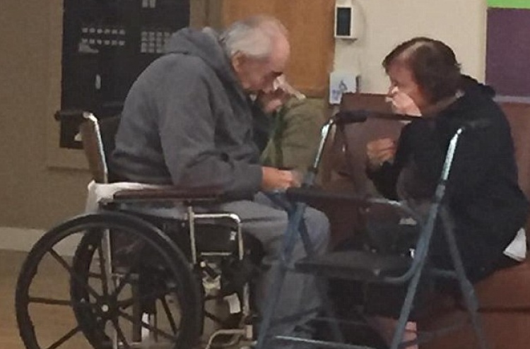 މުސްކުޅި ދެމަފިރިއަކު ވަކިވާން ޖެހުމުގެ ހިތްދަތިކަމުގައި