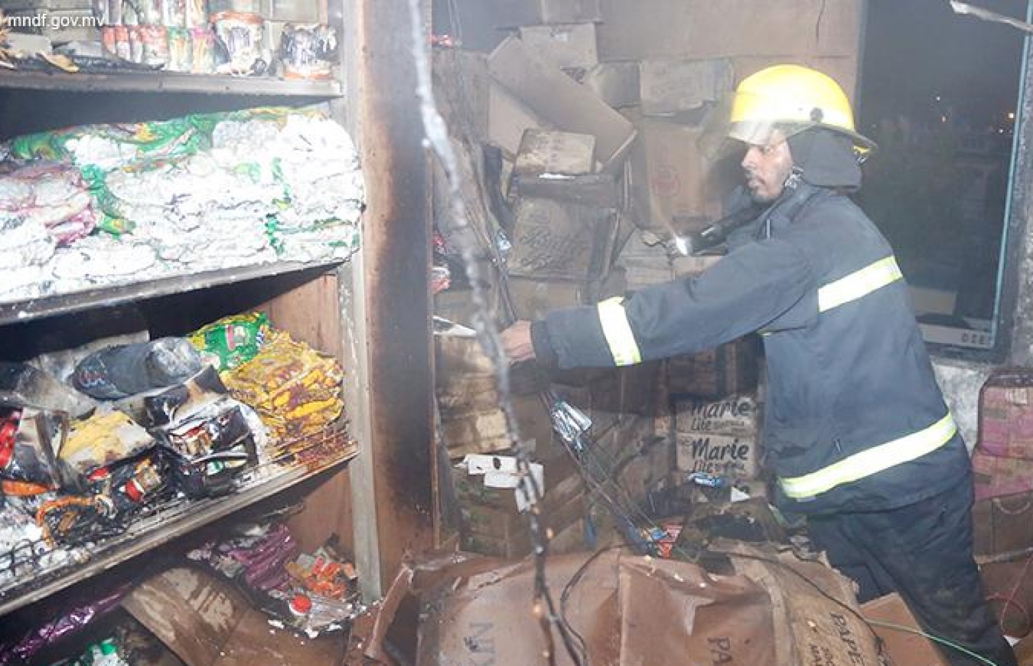 ފިހާރައެއްގައި ރޯވި އަލިފާންގަނޑު ނިންވާލަން އެމްއެންޑީއެފުން މަސައްކަތް ކުރަނީ. --ފޮޓޯ: އެމްއެންޑީއެފް