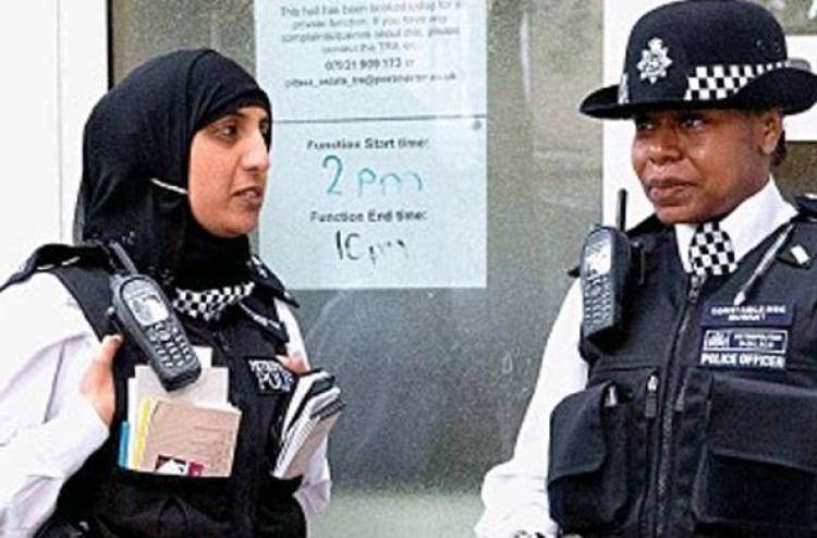 ތުރުކީގެ އަންހެން ފުލުހުން ބުރުގާ އަޅަން ހުއްދަ ދީފި