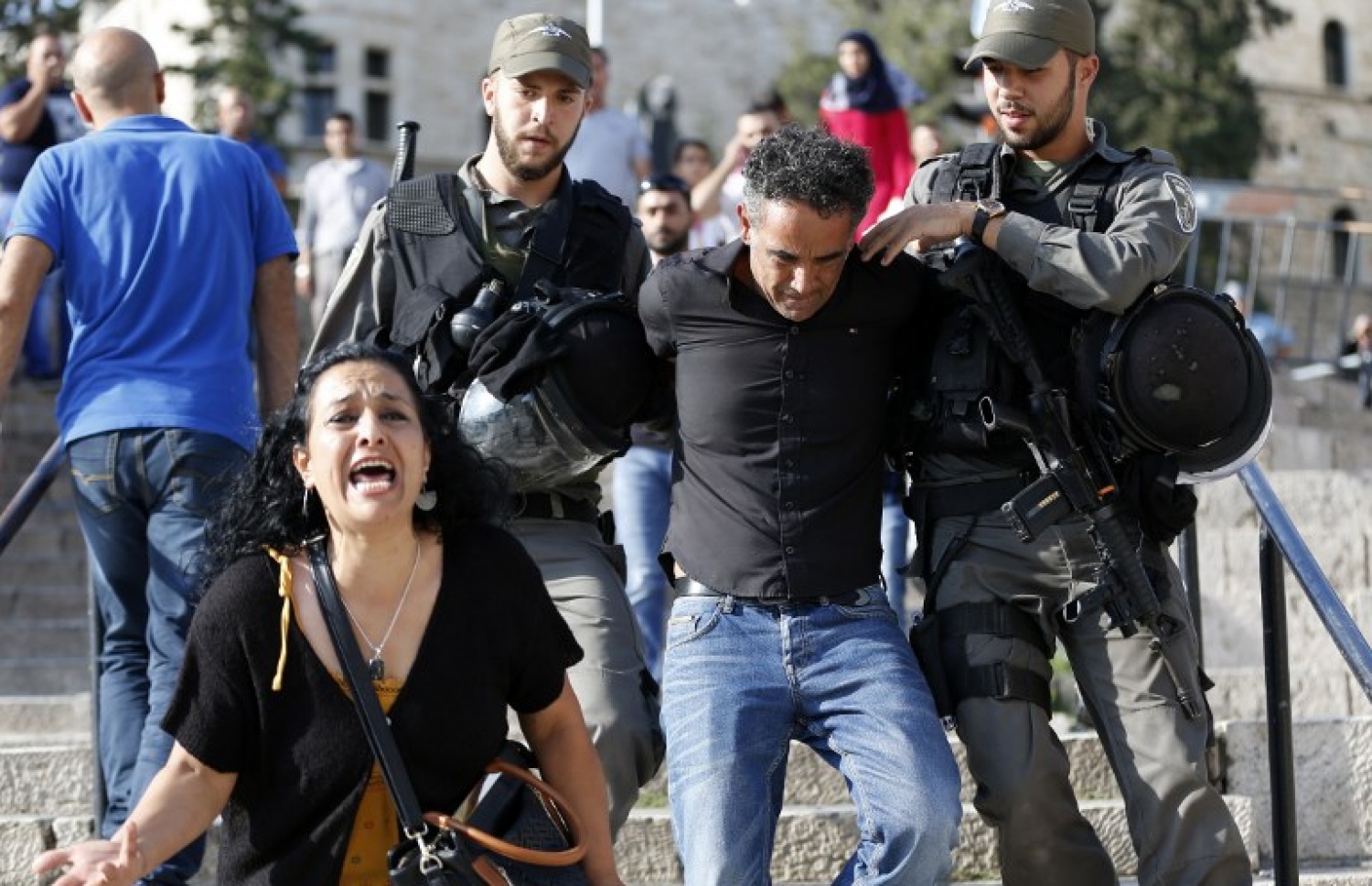 ޝަރީއަތަކާ ނުލައި އިޒްރޭލުން ބަންދުކޮށްފައިވާ ފަލަސްތީނުގެ ގައިދީ ބިލާލް ކާއިދު މިނިވަން ކުރުމަށް ގޮވާލާ ފަލަސްތީނުގެ ބަޔަކު މުޒާހަރާ ކުރުމުން އިޒްރޭލުން ބައެއް މީހުން ހައްޔަރު ކުރަނީ. --ފޮޓޯ:އޭއެފްޕީ