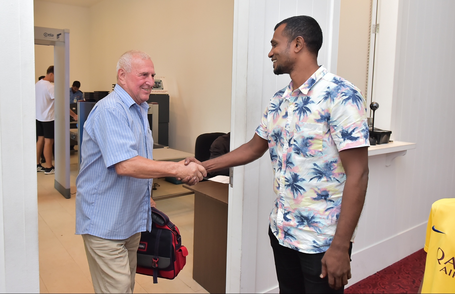 ޔަންކޭ އަށް އެފްއޭއެމްގެ ރައީސް އަދި ކުރީގެ ފޯވާޑް ޓޮމް މަރުހަބާ ކިޔަނީ. --ފޮޓޯ: ނިޝާން އަލީ/ މިހާރު