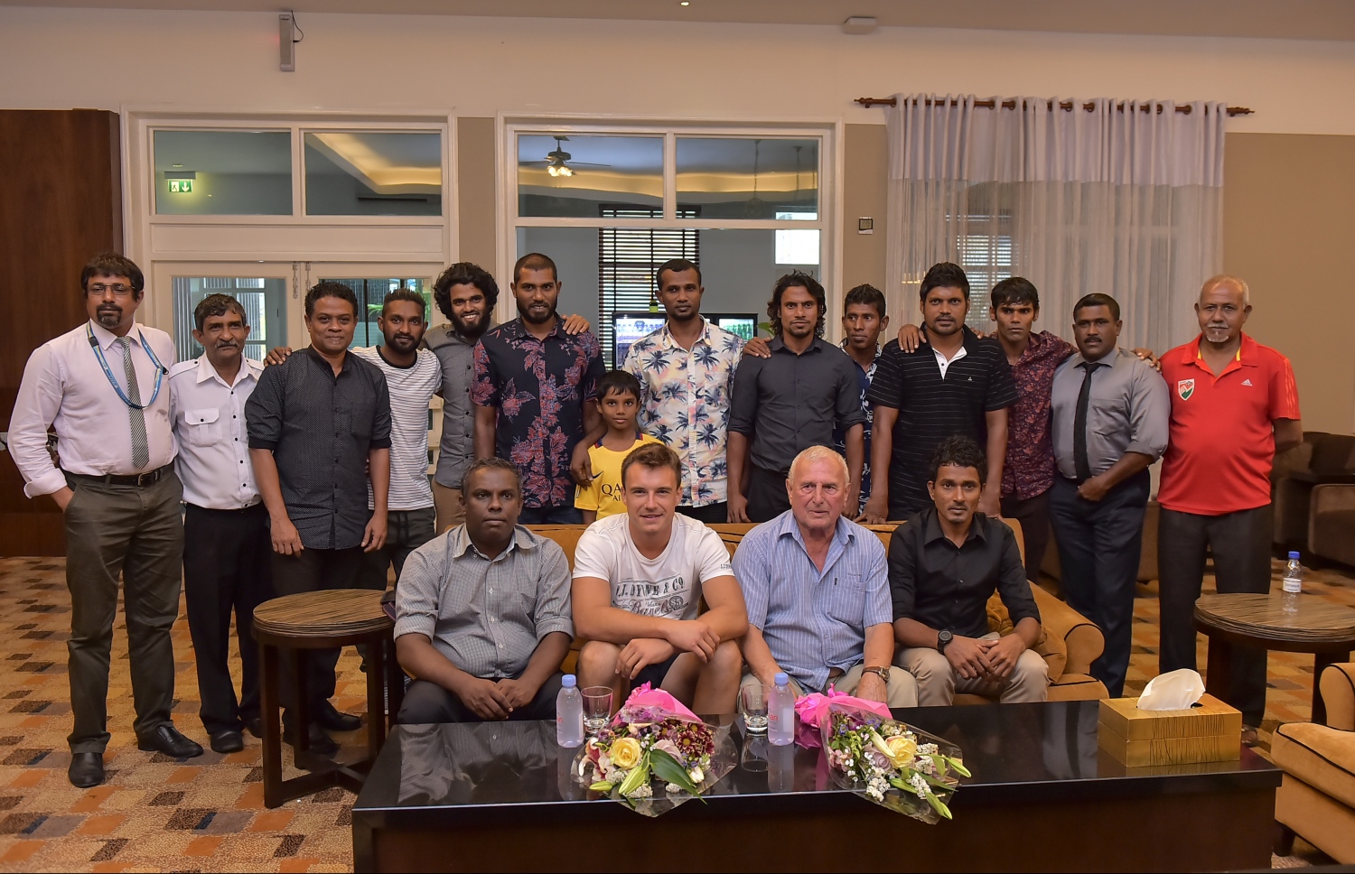 ޔަންކޭގެ އިރުޝާދުގެ ދަށުން ގައުމީ ޓީމަށް ކުޅުނު ބައެއް ކުޅުންތެރިންނާއި އޭރުގެ އޮފިޝަލުން ޔަންކޭއާ އެކު ގްރޫޕް ފޮޓޯއެއްގައި. --ފޮޓޯ: ނިޝާން އަލީ/ މިހާރު