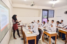 ސީއެެޗްއެސްއީގެ ކްލާހެއްގައި ޓީޗަރަކު ކިޔަވައިދެނީ.