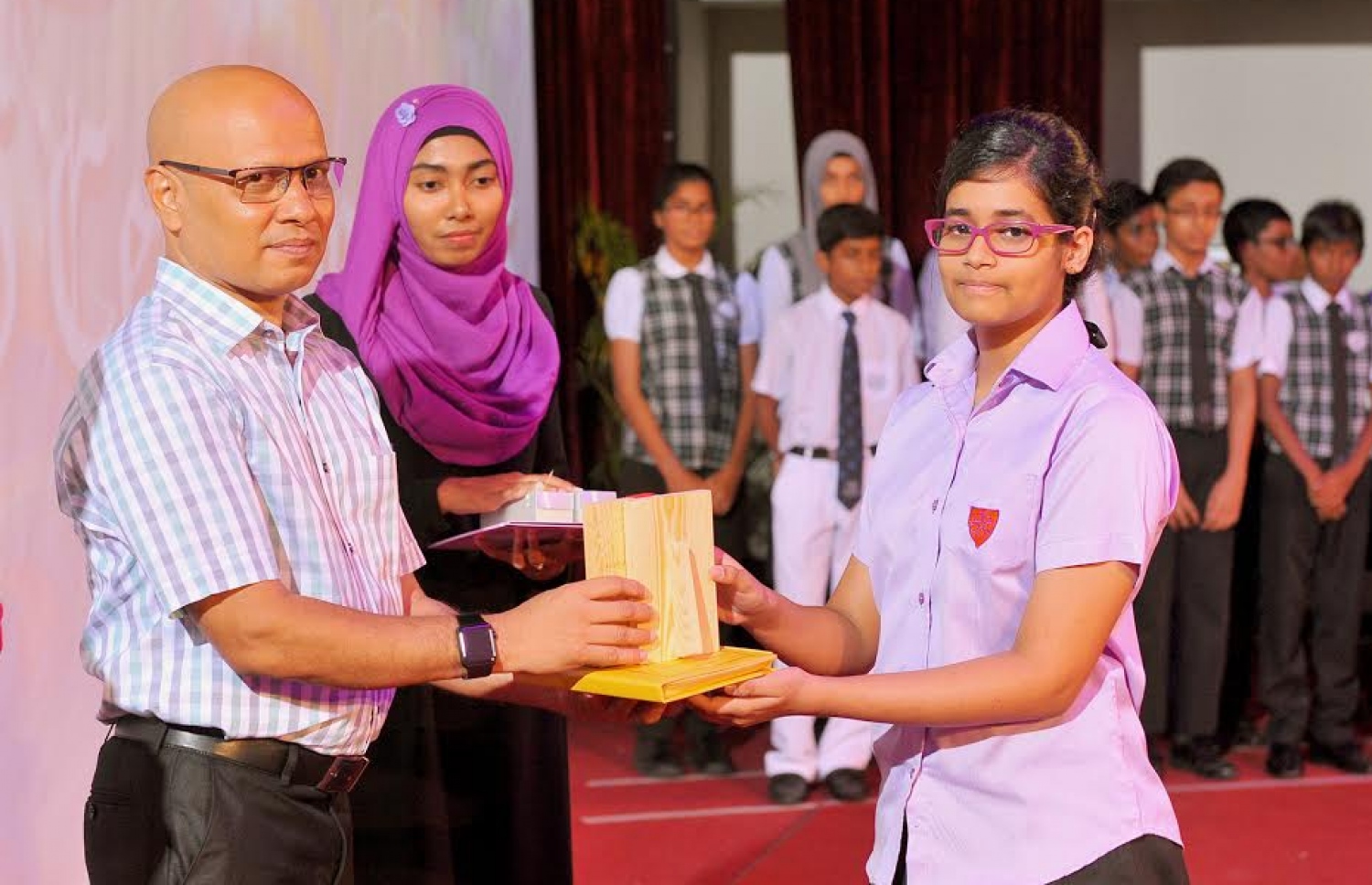 ގިޔާސުއްދީން ސްކޫލުން މިދިޔަ އަހަރު ކާމިޔާބު ހޯދި ދަރިވަރަކަށް، ދިރާގުގެ ސީއީއޯ އިސްމާއިލް ރަޝީދު އިނާމު ހަވާލުކޮށްދެއްވަނީ.-- ފޮޓޯ: އިރުފާން މުހައްމަދު