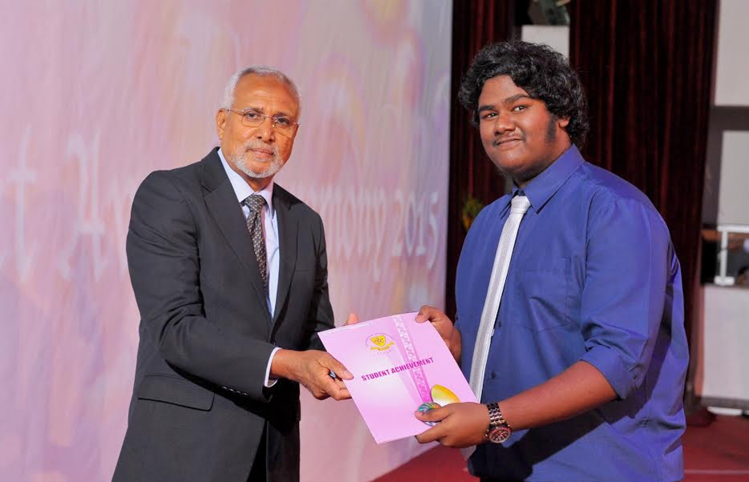 ގިޔާސުއްދީން ސްކޫލުން މިދިޔަ އަހަރު ކާމިޔާބު ހޯދި ދަރިވަރަކަށް ސެޓްފިކެޓް ހަވާލުކޮށްދެއްވަނީ-- ފޮޓޯ: އިރުފާން މުހައްމަދު