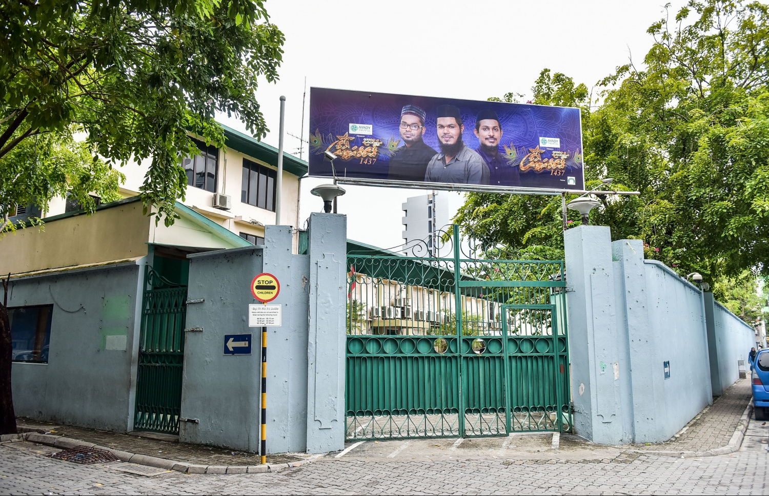 ދައުލަތުގެ މީޑިއާ ކުންފުނި، ޕީއެސްއެމް ހިންގާ އިމާރާތް: އެތަނުން ހިންގާ ޓީވީއެމް އިން ލައިވްކުރުމުގައި ހަމަހަމަ އުސޫލެއް ނުގެންގުޅޭ ކަމުގެ ޝަކުވާ ބޮޑު.