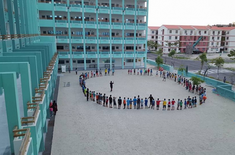 ބެލެނިވެރިއަކު ދަރިވަރެއްގެ ގައިގައި ޖެހުމުން ފުލުހަށް