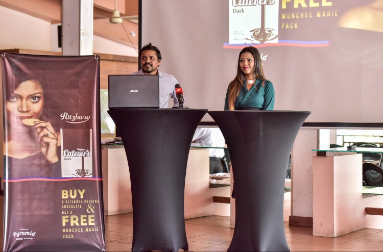 މިއަދު ރިޓްޒްބަރީ ޗޮކްލެޓްގެ ރަހަ ދައްކާލަނީ