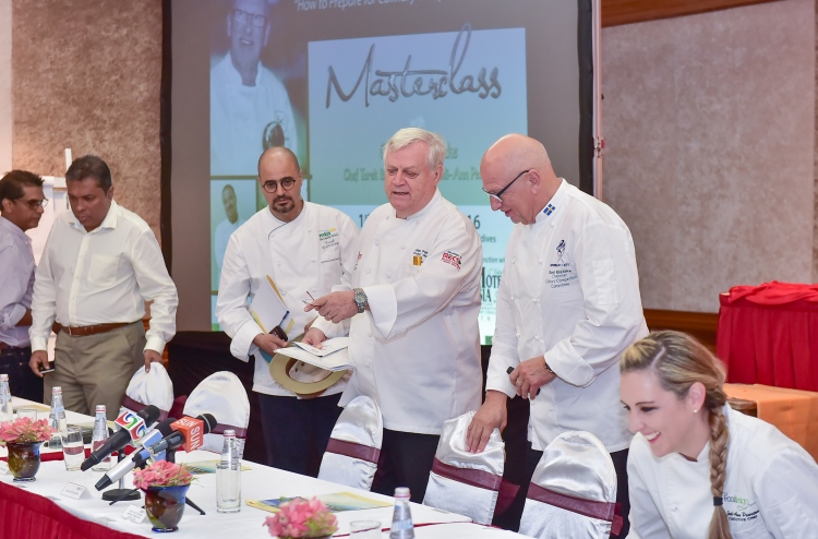 ކަލިނަރީ އެގްޒެބިޝަނަށް ތައްޔާރުވާ ކުލާސްތައް ފަށައިފި