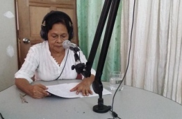 ފައުޒިއްޔާ އޭނާގެ ތަޖުރިބާ ރޭޑިއޯ ޕްރޮގްރާމެއްގައި ކިޔައިދެނީ: އޭނާ އާއި ރަޝީދާގެ މައްޗަށް އިންޑިއާ އިން ދޮގު ތުހުމަތުތަކެއް ކޮށް ޖަލަށް ލައި އަނިޔާކުރި.-- ފޮޓޯ: ޓުވިޓާ