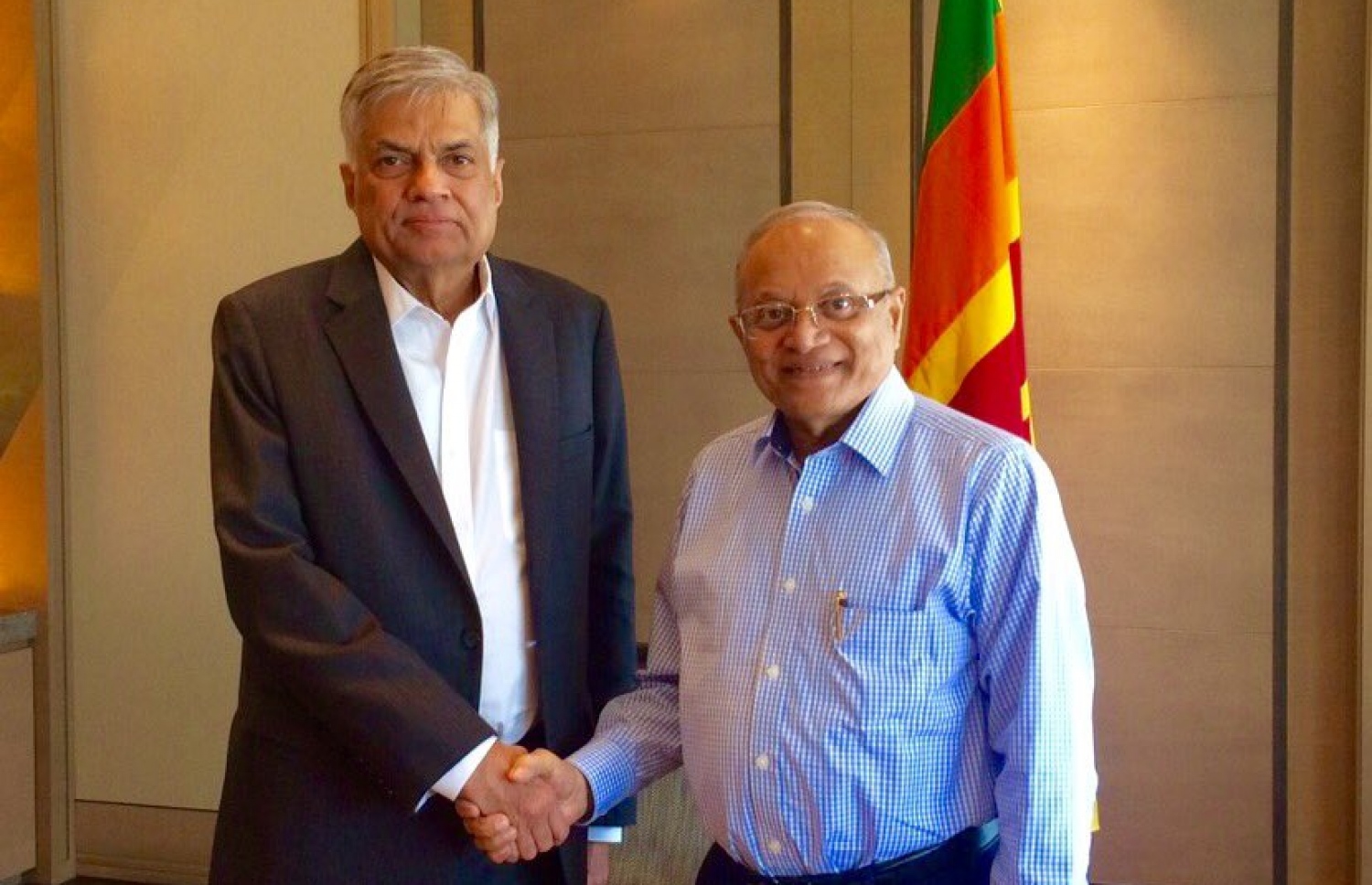 ލަންކާގެ ބޮޑުވަޒީރު ރަނިލްއާ އެކު މައުމޫން ފޮޓޯފުޅަކަށް ހުއްޓިވަޑައިގެން.