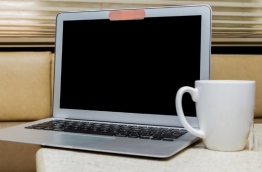 ލެޕްޓޮޕް ކެމެރާމަތީގައި ޓޭޕްކޮޅެއް: ލެޕްޓޮޕް ގިނައިރު ޖައްސާފައި ބަހައްޓާ ނަމަ ކެމެރާ ނިވައިކޮށްފައި ބެހެއްޓުމަކީ ބުއްދިވެރި ކަމެއް ކަމަށް ބެލެވޭ