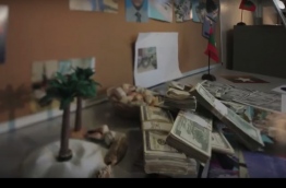 އަލްޖަޒީރާ އިން ތައްޔާރުކުރި ޑޮކިއުމެންޓްރީން ނަގާފައިވާ ސްކްރީން ޝޮޓެއް: މަނީ ލޯންޑްރިން ސްކީމެއް ހިންގަން އުޅުނު ކަމަށް އެ ޑޮކިއުމެންޓްރީގައި ތުހުމަތުކޮށްފައިވޭ.