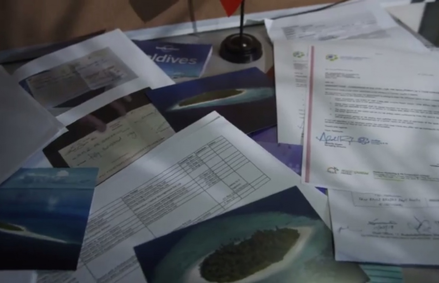 އަލް ޖަޒީރާގެ ޑޮކިއުމެންޓްރީގެ ޓްރެއިލާ އިން ނަގާފައިވާ ސްކްރީންޝޮޓެއް