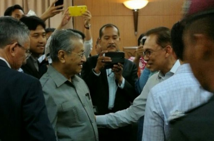 މަހާތިރާއި އަންވަރު 18 އަހަރު ތެރޭ ފުރަތަމަ ފަހަރަށް ބައްދަލުކޮށްފި