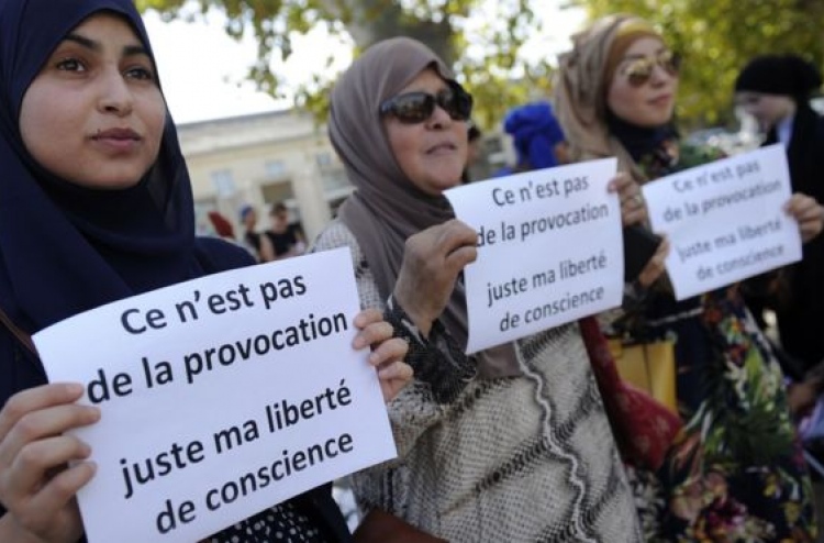 ބުރުގާ އެޅި ބަޔަކު ސްކޫލަކަށް ވައްދަން ދެކޮޅު ހަދައިފި