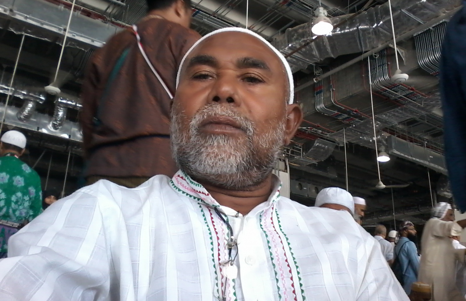 ނޫރީބެ، މައްކާގެ ހަރަމްފުޅު ތެރޭގައި ސެލްފީއެއް ނަގަނީ.