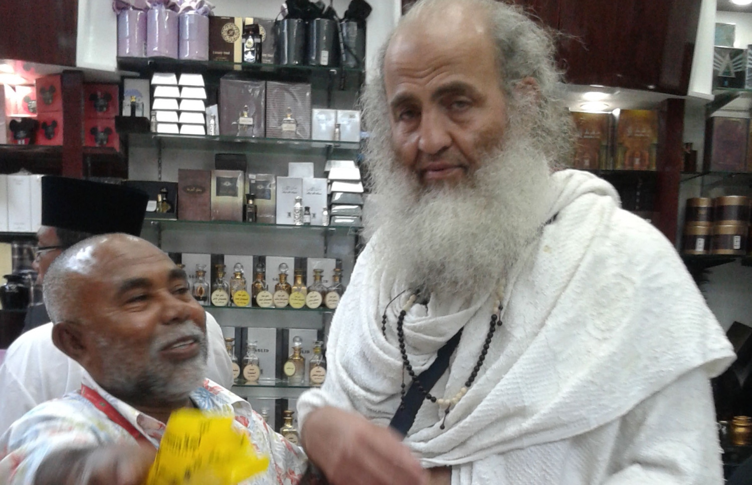 ހައްޖަށް އައިސް އުޅޭ ބޭރު ގައުމެއްގެ މީހަކާ ނޫރީބެ، މައްކާގައި ވާހަކަ ދައްކަނީ. --މިހާރު ފޮޓޯ އަލީ އަހްސަން