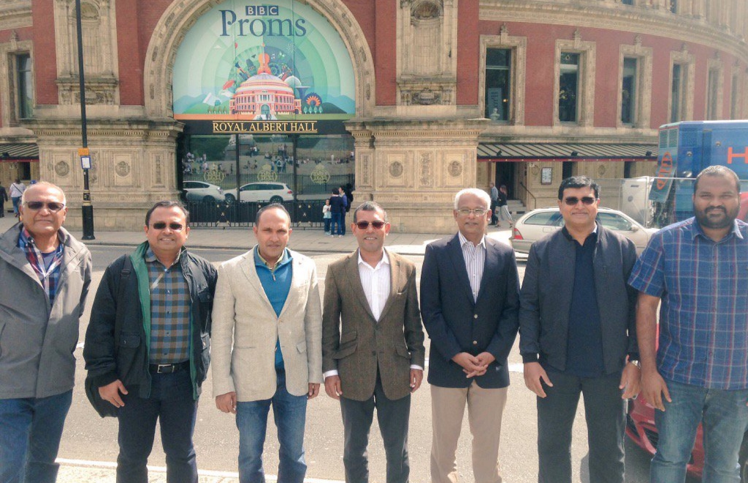 ރައީސް ޔާމީންގެ ސަރުކާރަށް ދެކޮޅަށް އުފައްދާފައިވާ އިދިކޮޅު އިއްތިހާދުގެ ލީޑަރުންތަކެއް ސިޔާސީ ބައެއް ބޭފުޅުންނާ އެކު ލަންޑަންގައި. - ފޮޓޯ: ރިޔާޒް ޓްވިޓާ