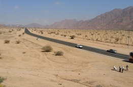 ޖިންނީންގެ ވާދީގައި ބައެއް މީހުން ހަރަކާތްތެރިވާ އިރު، މަގުމަތިން ބައެއް އުޅަނދުތައް ދުއްވަނީ