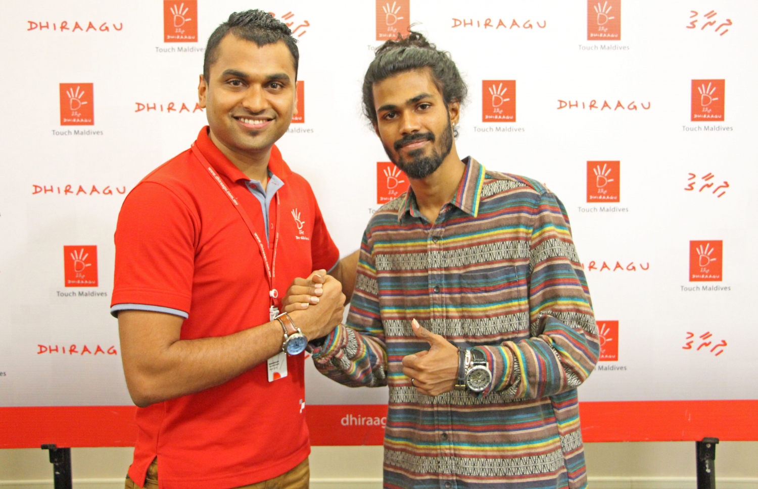 ދިރާގު އީދު ޝޯގައި ބައިވެރިވާ ފަންނާނު އިޝާންއާ އެކު ދިރާގުގެ ޕަބްލިކް ރިލޭޝަންސް މެނޭޖަަރު އިމްޖާދު ފޮޓޯއަކަށް ހުއްޓި ވަޑައިގެން.-- ފޮޓޯ: ދިރާގު