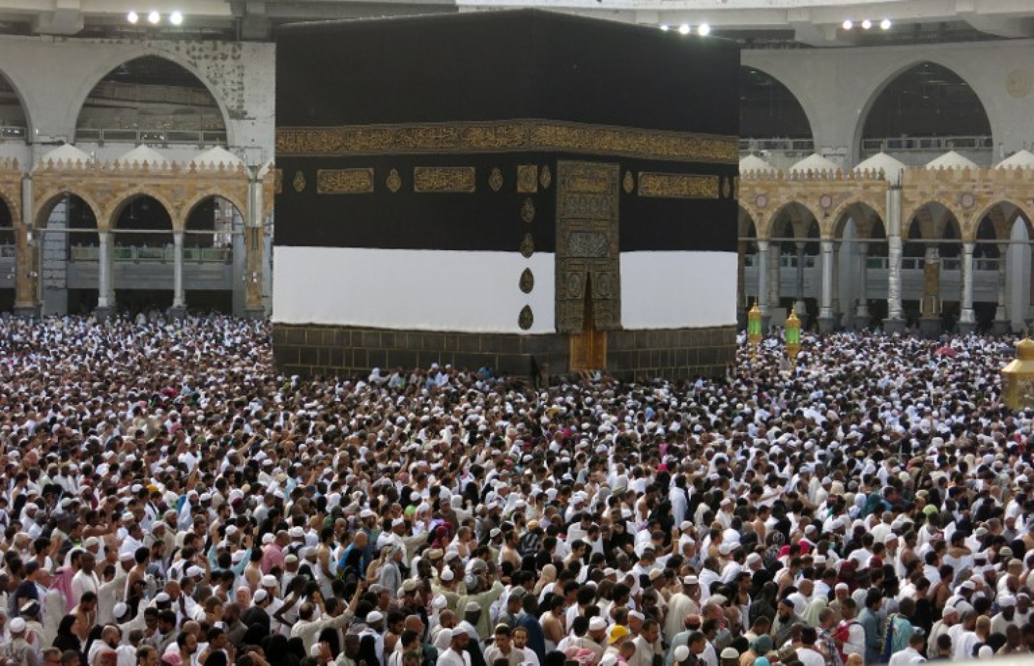 މިދިޔަ އަހަރު ހައްޖުގެ އަޅުކަމަށް މައްކާ އަށް ދިޔަ މީހުން ގެފުޅު ވަށާ ތޮވާފް ކުރަނީ. --ފޮޓޯ:އޭއެފްޕީ