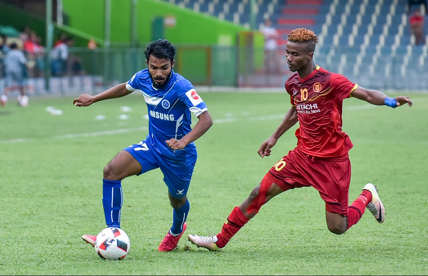 ނިއުގެ ކުޅުންތެރިއެއްގެ އަތުން ބޯޅަ ހޯދަން ވިކްޓަރީގެ ގޮޑްފްރޭ (ކ) މަސައްކަތްކުރަނީ. --ފޮޓޯ: ނިޝާން އަލީ/ މިހާރު