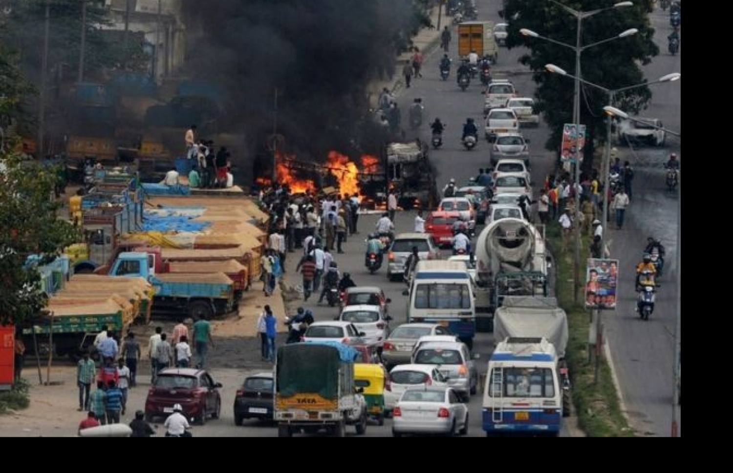 ފެނުގެ މައްސަލައިގައި އުފެދުނު ހަމަނުޖެހުންތަކުގައި ބެންގަލޫރުގެ ބައެއް ހިސާބުތަކުގައި ވަނީ މީހުން ބޭރަށް ނުކުމެ އުޅުން މަނާކޮށްފައި.