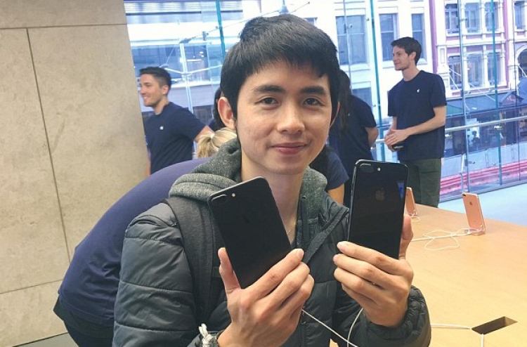 އައިފޯން ހޯދަން ތައިލެންޑުން ސިޑްނީއަށް، ނިދީ މަގުމަތީ