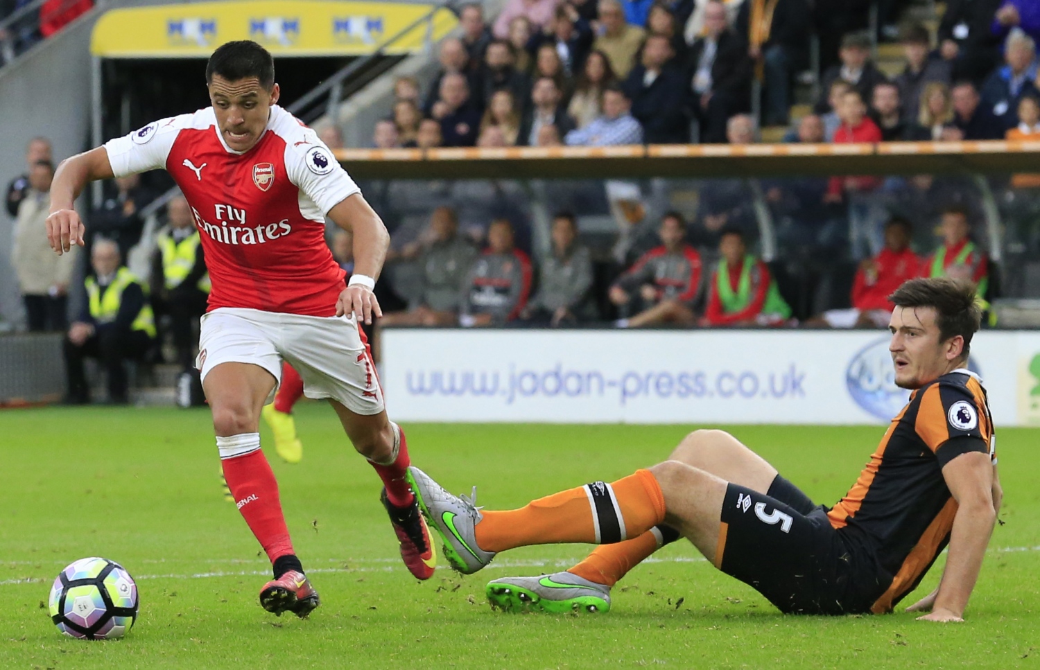 ހަލް ސިޓީގެ މަގުއޭ (ކ) ކައިިރިން ނައްޓާލުމަށް ފަހު އާސެނަލްގެ ސަންޗޭޒް ބޯޅަ ގޯލަށް ފޮނުވާލަނީ.-- ފޮޓޯ: އޭއެފްޕީ