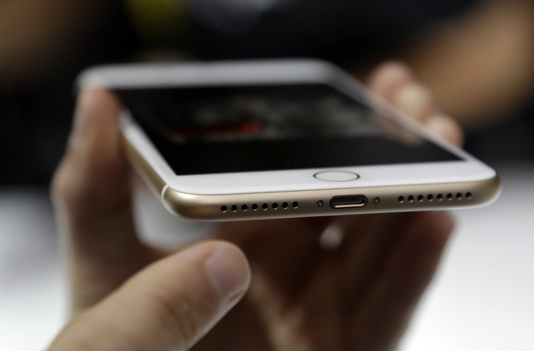 ހެޑްފޯން ޖެކް ޖެހި ތަނުގައި މިހާރު އޮތީ ކޯއްޗެއް؟