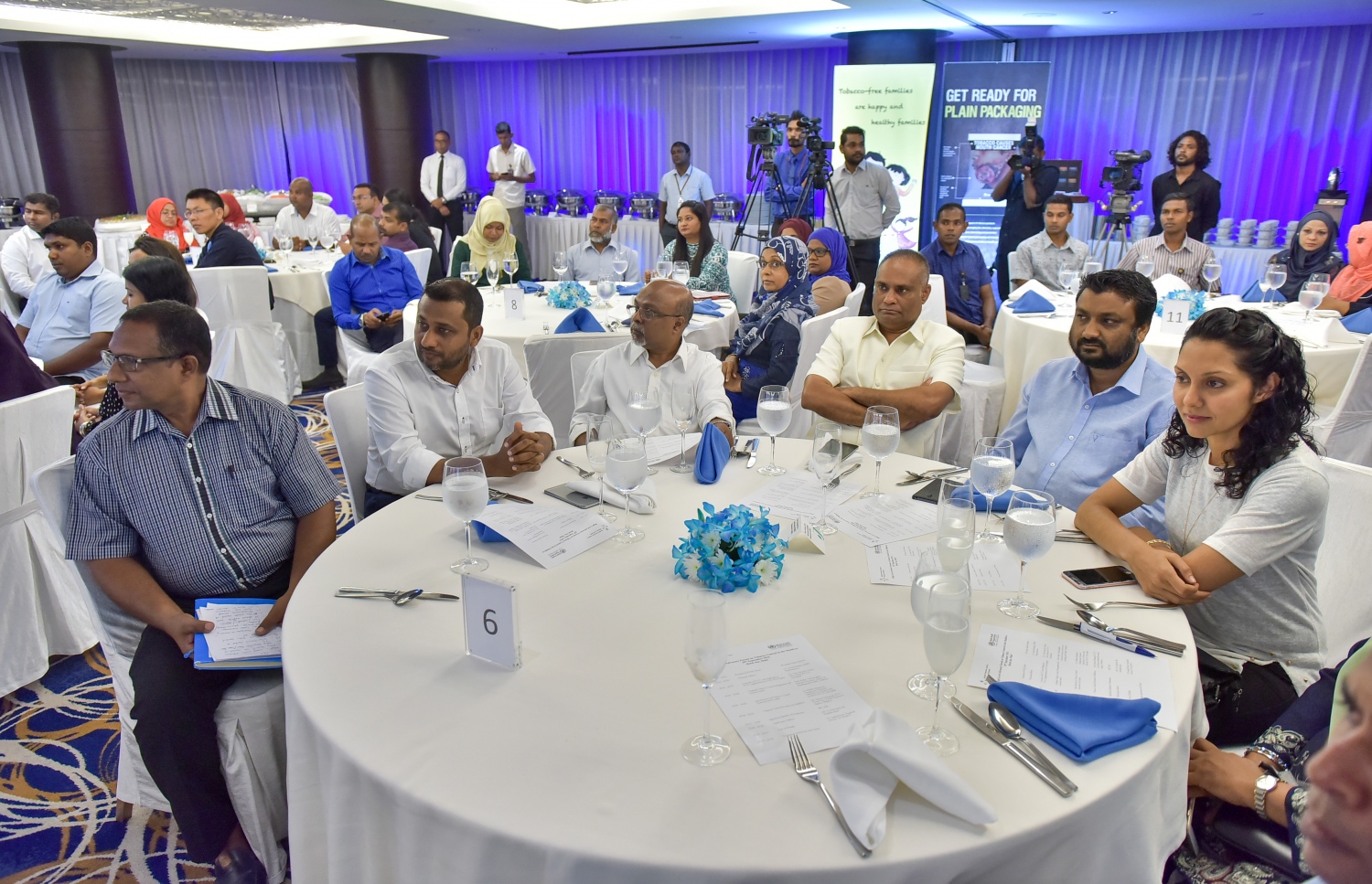 ދުންފަތް ކޮންޓްރޯލް ކުރުމާ ބެހޭ ގޮތުން މިރޭ ބޭއްވި ފޯރަމްގައި ކަމާ ބެހޭ ދާއިރާތަކުގެ ބޭފުޅުން ބައިވެރިވެވަޑައިގަންނަވަނީ.-- ފޮޓޯ: ނިޝާން އަލީ/ މިހާރު