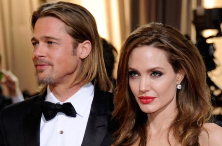 ޖޯލީ އަށް ޕިޓް ހަދިޔާއަކަށް ދިން ކުރެހުމެއް ނީލަމަކަށް