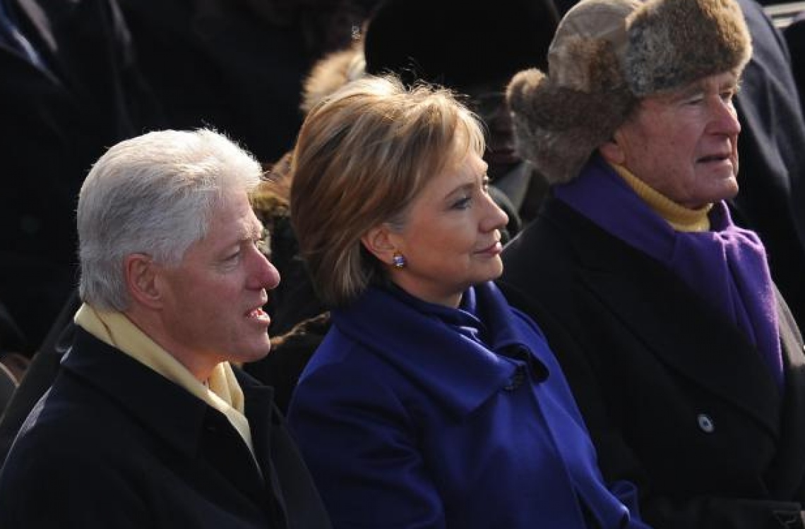 އެމެރިކާގެ ކުރީގެ ރައީސުން ކަމަށްވާ ޖޯޖް ބުޝް (ކ) އާއި ބިލް ކްލިންޓަން (ވ) އަދި ހިލަރީ ކްލިންޓަން. --ފޮޓޯ:އޭއެފްޕީ