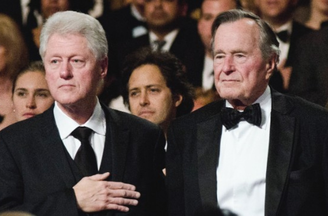 އެމެރިކާގެ ކުރީގެ ދެ ރައީސުން ކަމަށްވާ ޖޯޖް ބުޝް އަދި ބިލް ކްލިންޓަން.