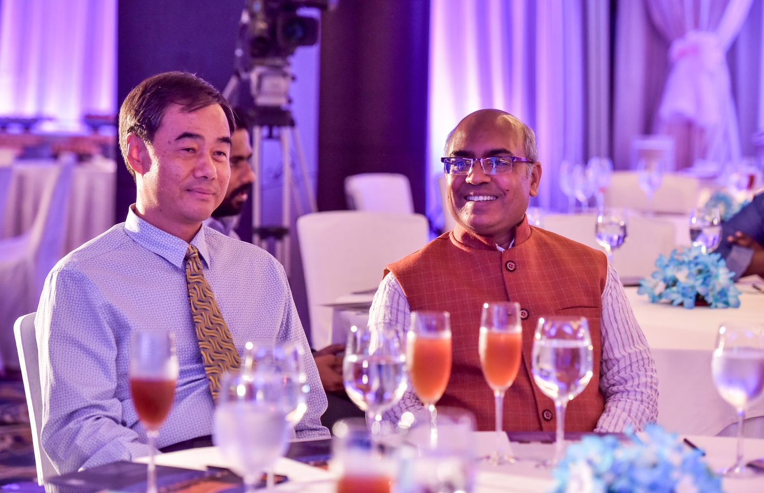 އިންވެސްޓްމަންޓް ފޯރަމް އިފްތިތާހު ކުރަން ރޭ ބޭއްވި ހަފްލާގައި ރާއްޖޭގައި ހުންނަވާ އިންޑިއާ ސަފީރު (ކ) އާއި ޗައިނާ. ސަފީރު (ވ) ބައިވެރިވެވަޑައިގަންނަވަނީ.-- ފޮޓޯ: ނިޝާން އަލީ/ މިހާރު