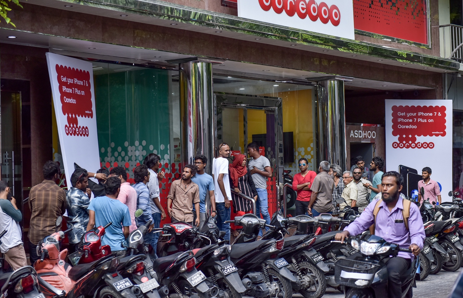 އުރީދޫން އައިފޯން 7 ނެރުނުއިރު، ފޯން ގަންނަން މީހުން މިއަދު ކިޔޫގައި.-- ފޮޓޯ: ނިޝާން އަލީ/ މިހާރު