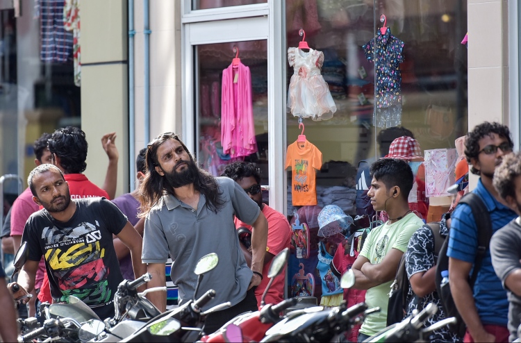 އައިފޯން 7 ގައި "އަތްލާން" ނިދި ނަގާލާފައި ކިޔޫގައި