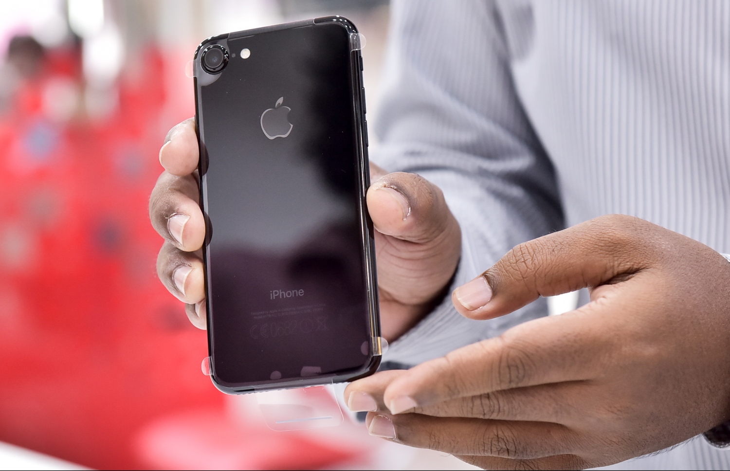 އުރީދޫން އައިފޯން 7 މިއަދު ދައްކާލަނީ.-- ފޮޓޯ: ނިޝާން އަލީ/ މިހާރު