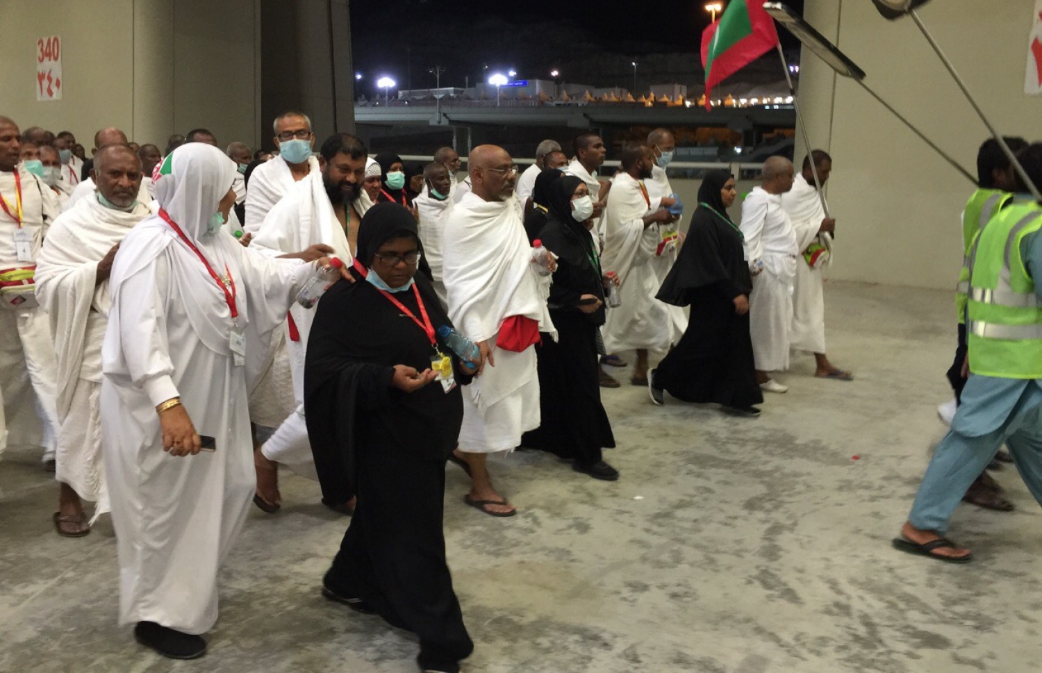 ދިވެހި އާންމު ހައްޖުވެރިންނާ އެކު، ދިވެހި ސަފީރު އަބްދުﷲ ހަމީދު ޖަމްރާތަކަށް ހިލަ އުކަން ވަޑައިގަންނަވަނީ.