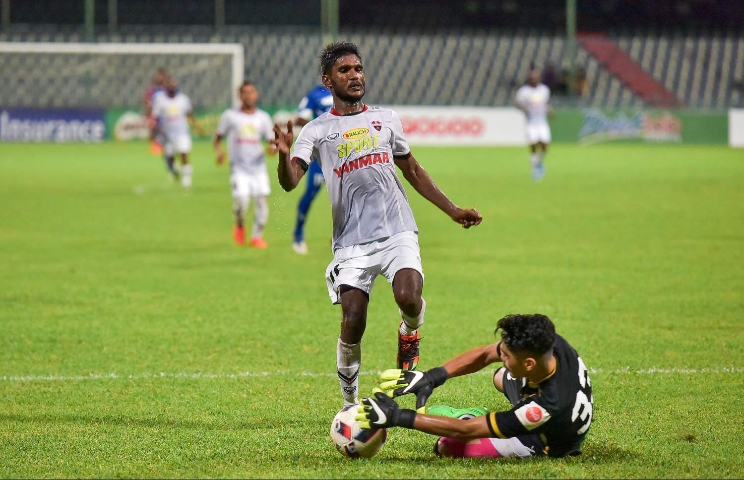 ނިއުގެ ކީޕަރު ކޯޗީ (ކ) ކައިިރިން ބޯޅަ ހިފައިގެންދާން ޓީސީގެ ބޮންޑާ މަސައްކަތްކުރަނީ.-- ފޮޓޯ: ނިޝާން އަލީ/ މިހާރު