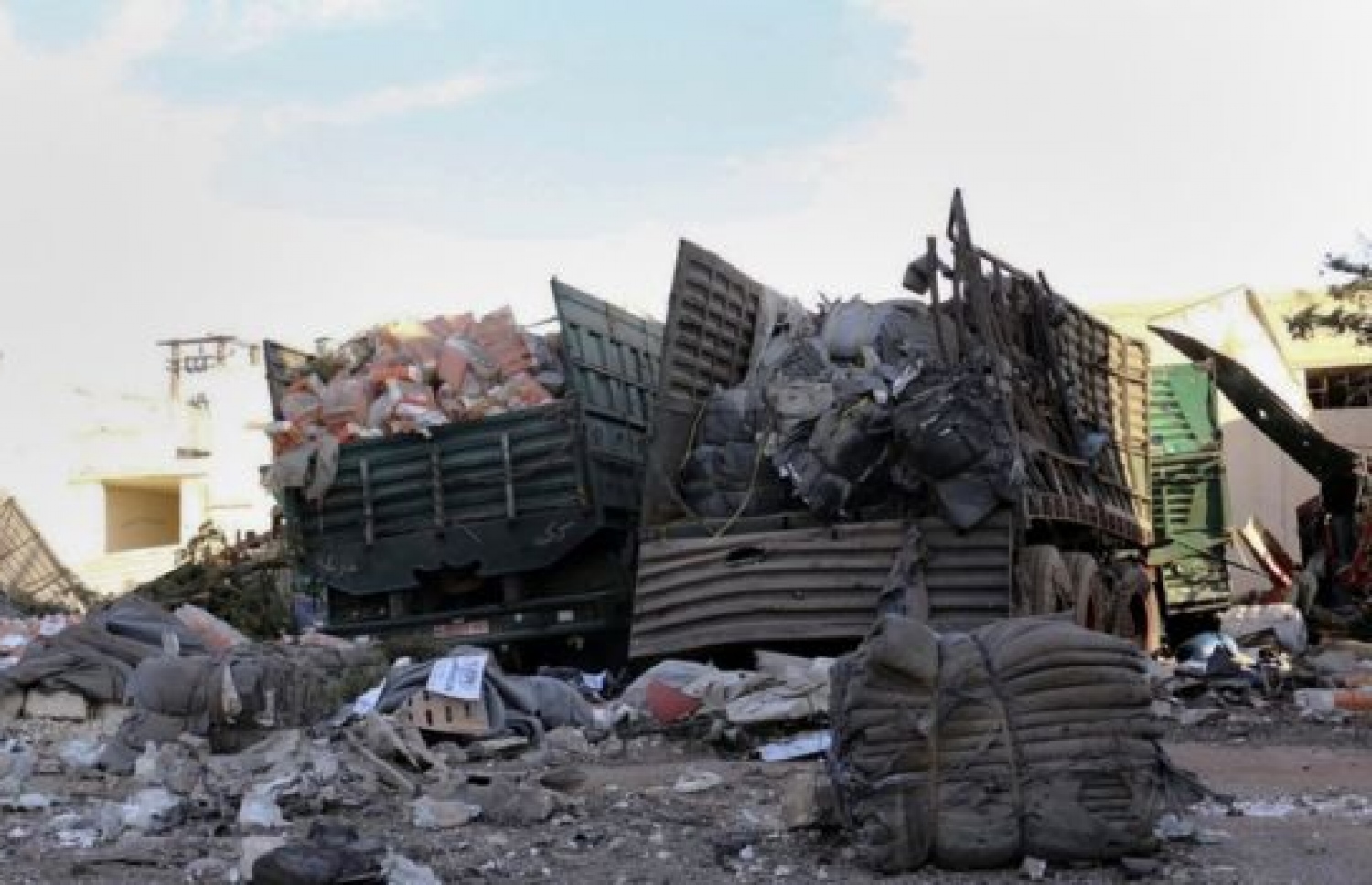 އެހީ ހިފައިގެން ދަތުރުކުރި ވެހިކަލްތަކަށް ދިން ހަމަލާގައި 18 ވެހިކަލް ވަނީ ހަލާކުވެފައި. --ފޮޓޯ:އޭޕީ