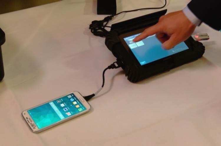 ފޯނެއް ހުޅުވުމަކީ މި މީހުންނަށް އެއްވެސް ކަމެއް ނޫން